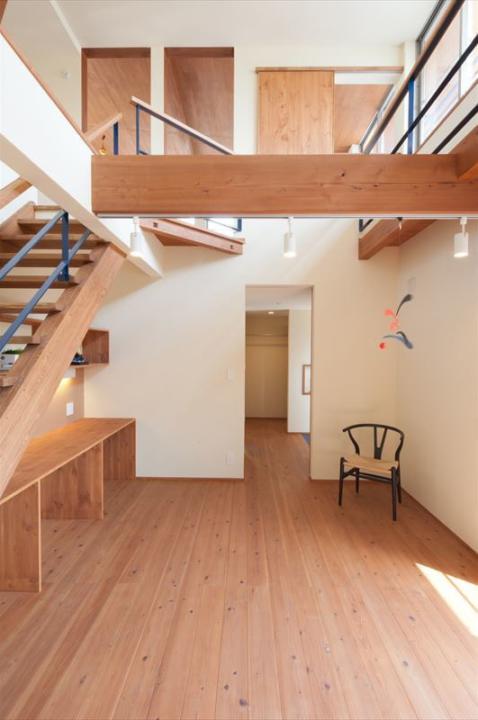 木製スケルトン階段のある空間